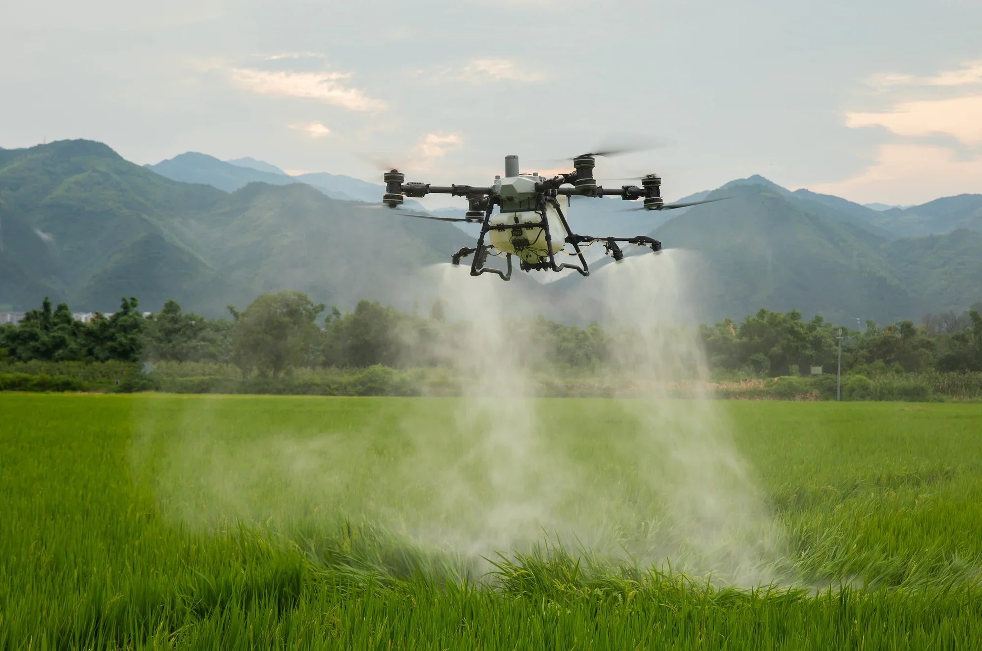 DJI Agras T100 Ready-to-Fly Kit - 100L Payload Agriculture Spray Drone